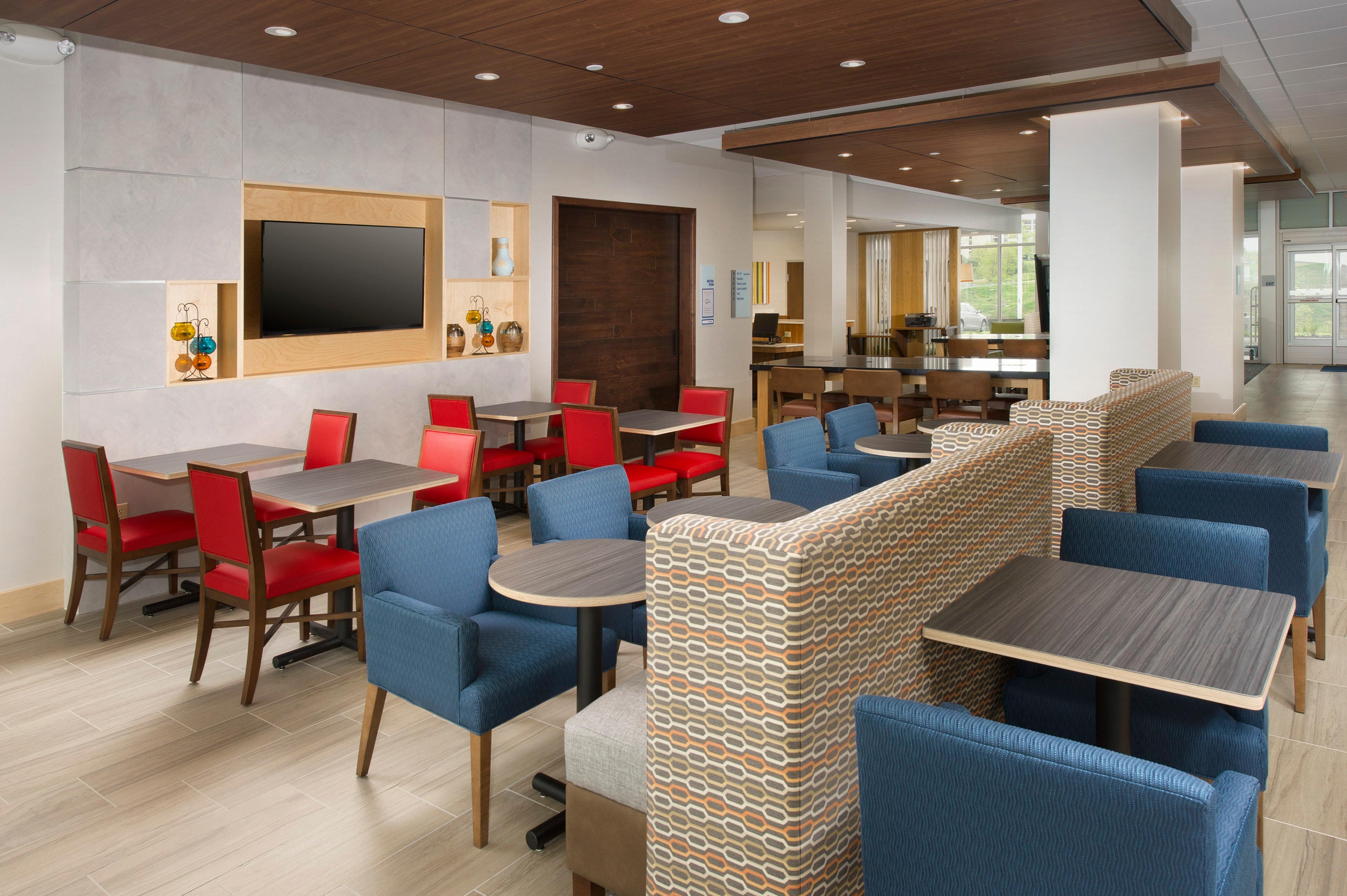 Holiday Inn Express & Suites By Ihg Altoona By Ihg Exterior foto