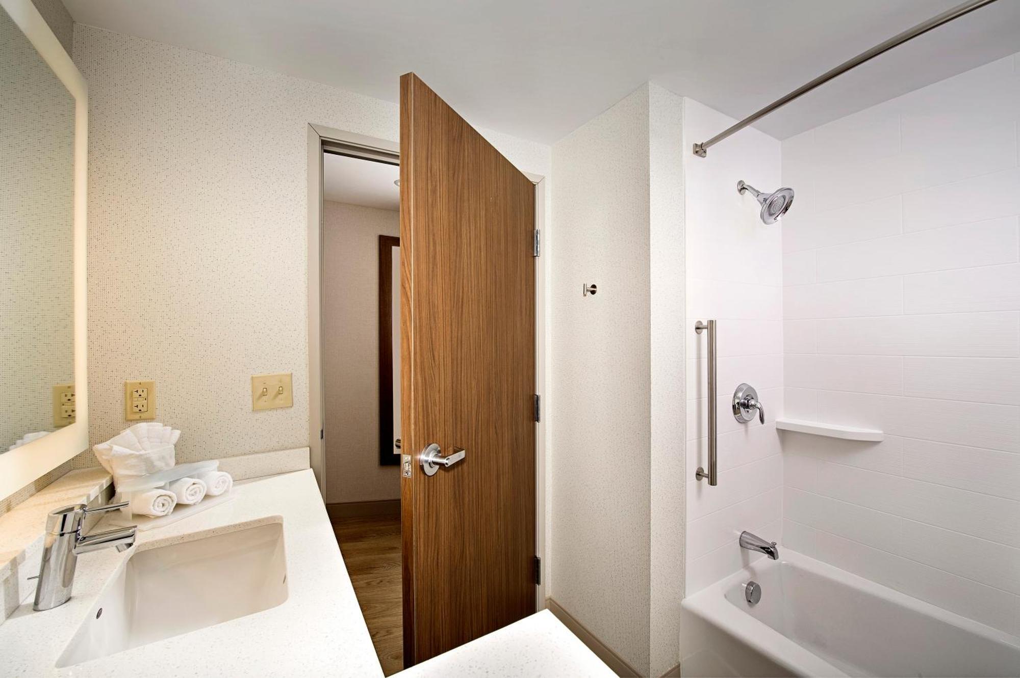 Holiday Inn Express & Suites By Ihg Altoona By Ihg Exterior foto